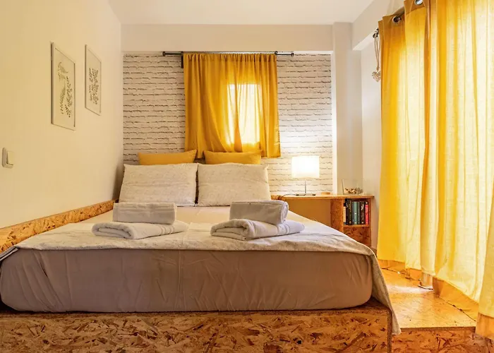 Downtown Central Suite With Private Parking